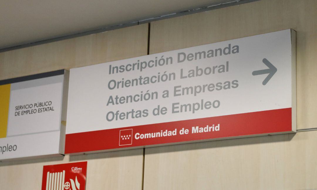 Carteles indicativos colgados en la Oficina Regional de Empleo de Santa Eugenia, en Madrid (España), a 9 de julio de 2020.