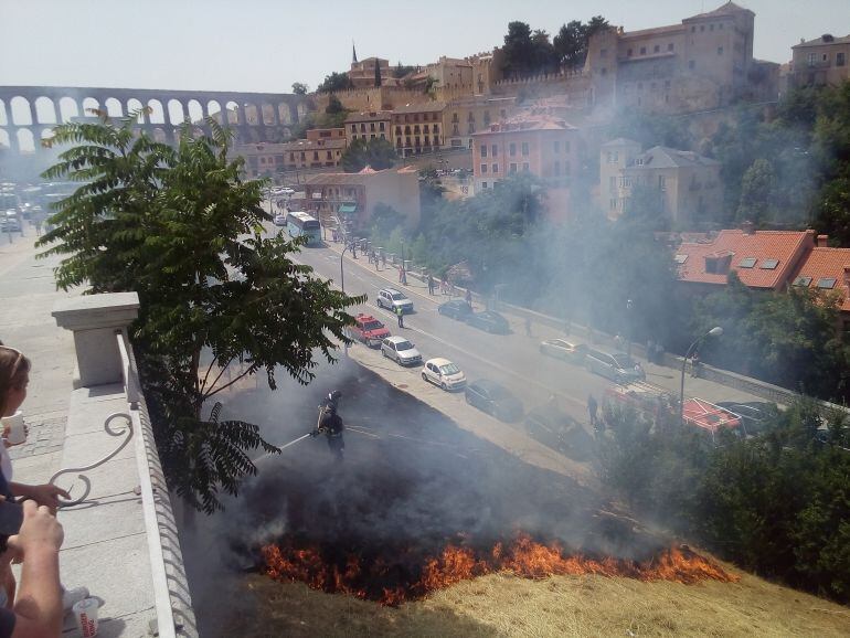Fuego en el talud de Padre Claret