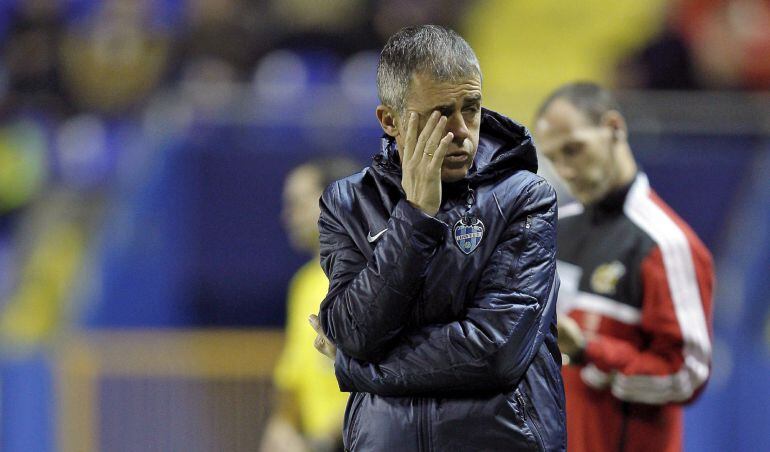 GRA482. VALENCIA, 17/12/2014.- El técnico del Levante UD, Lucas Alcaraz, durante el partido de vuelta de dieciseisavos de final de la Copa del Rey de fútbol que Levante y Albacete disputan esta noche en el estadio Ciutat de València. EFE/Manuel Bruque.