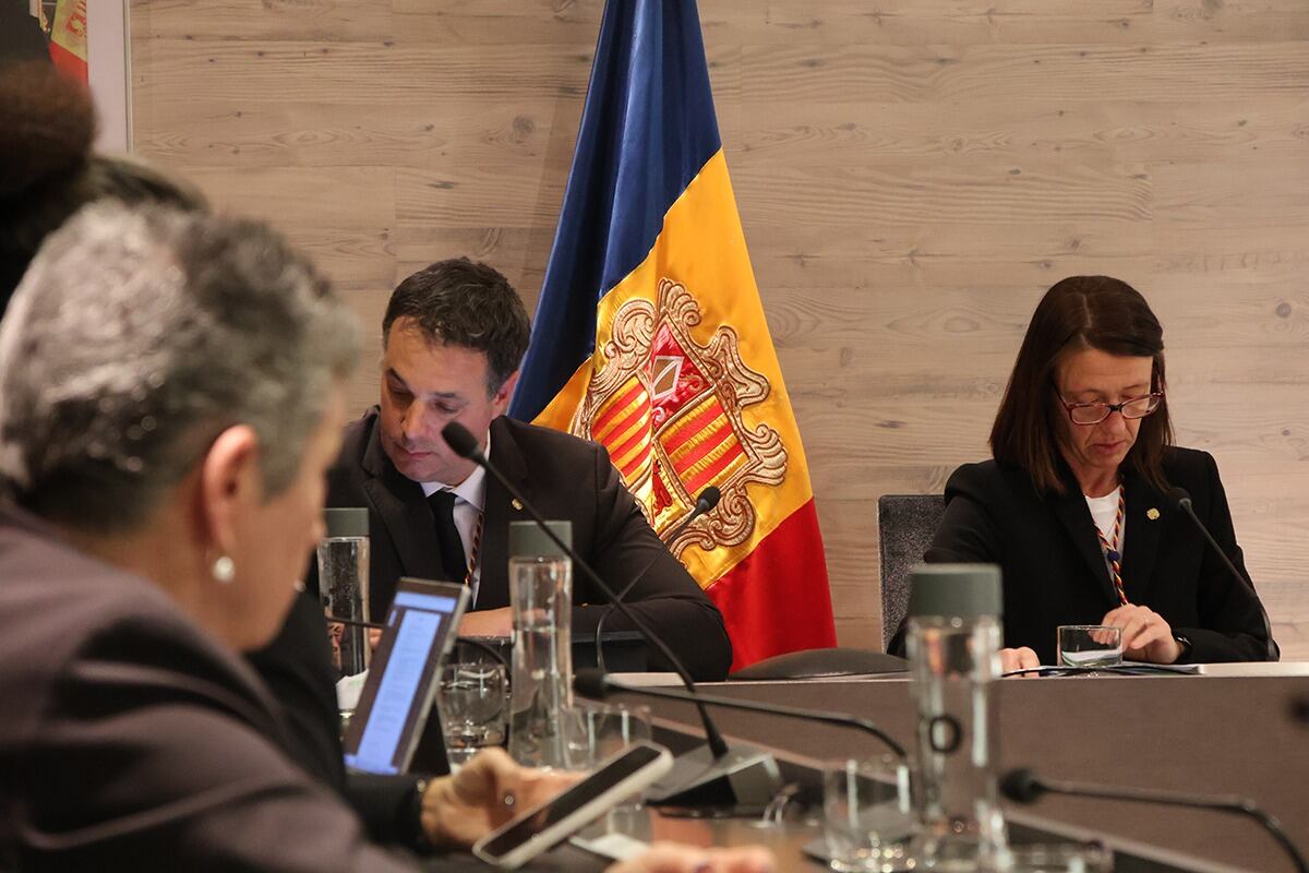 Els cònsols d'Ordino, Maria del Mar Coma i Eduard Betriu, durant la sessió del consell de comú