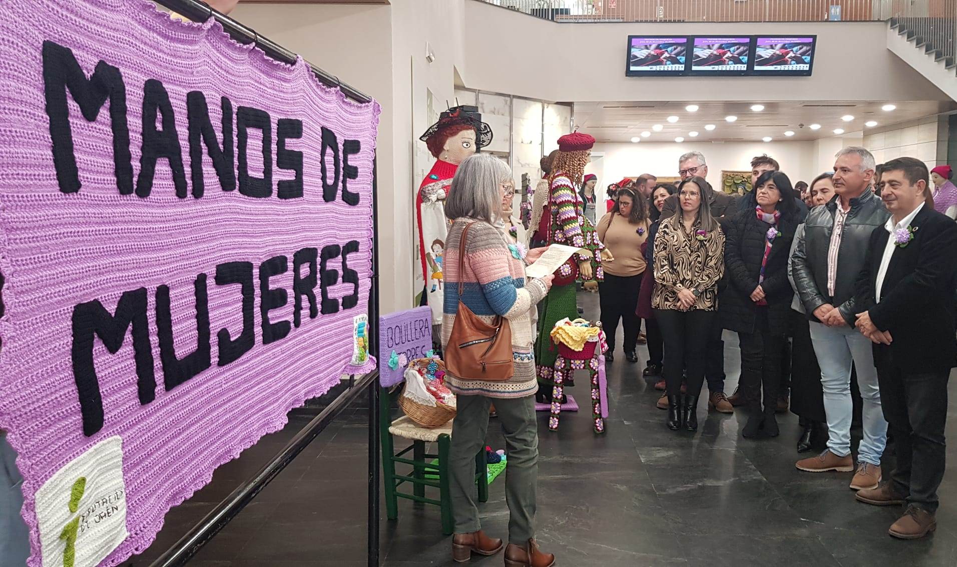 El presidente de la Diputación de Jaén, Paco Reyes (primero por la dcha), en la exposición &#039;Manos de mujeres&#039;.