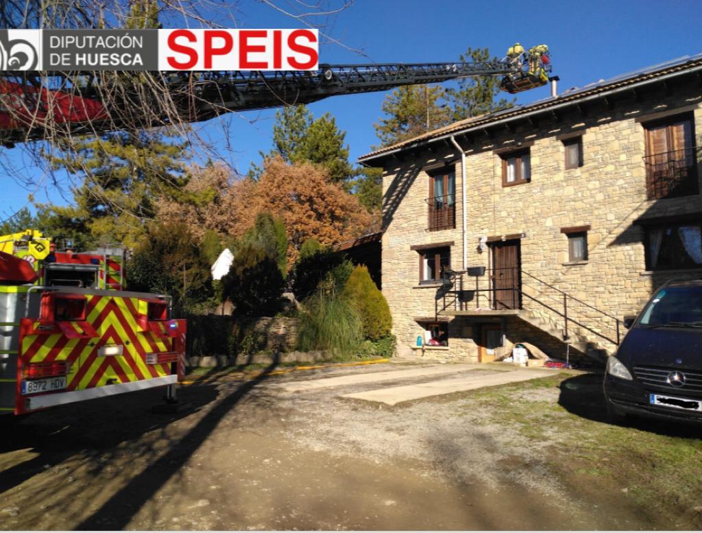 Actuación de los bomberos en una vivienda en Ibort