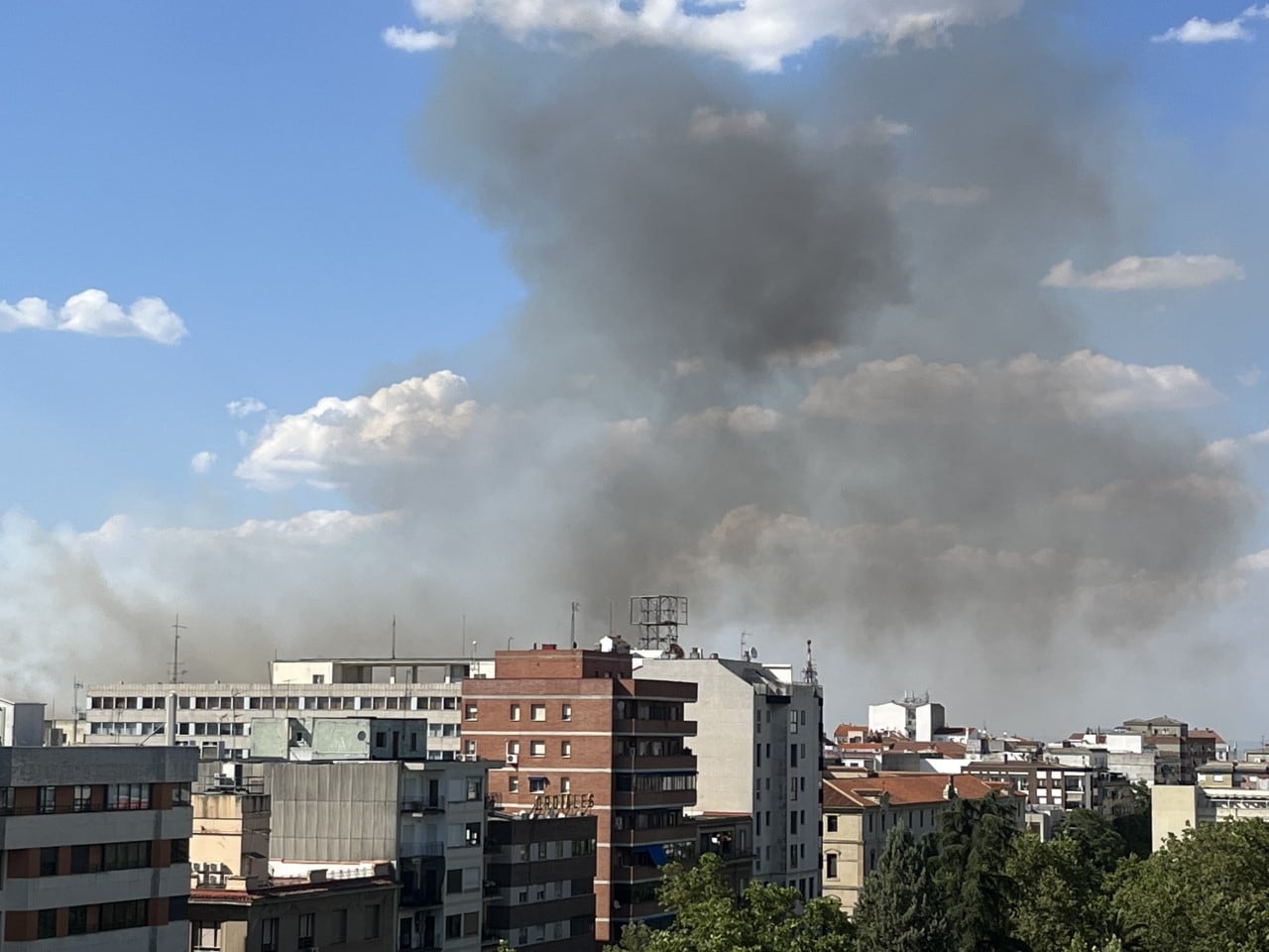 Humo provocado por el incendio de este martes a las puertas del Parque del Príncipe