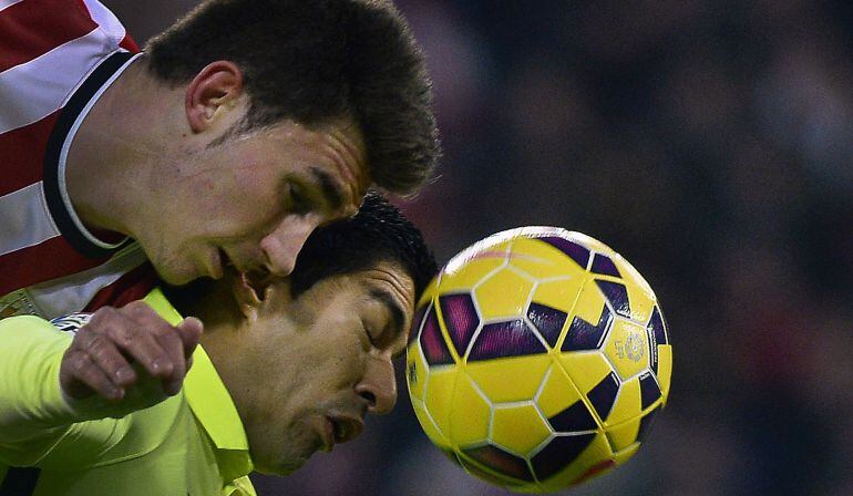 Barcelona&#039;s Luis Suarez (R) fights for the ball with Athletic Bilbao&#039;s Aymeric Laporte during their Spanish first division soccer match at San Mames stadium in Bilbao, February 8, 2015. REUTERS/Vincent West (SPAIN - Tags: SPORT SOCCER)