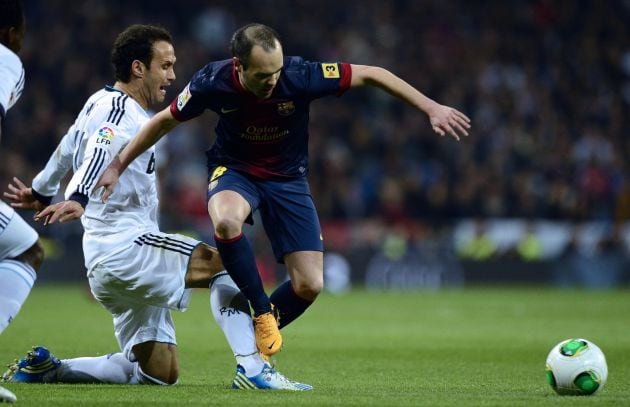 Ricardo Carvalho roba un balón a Andrés Iniesta