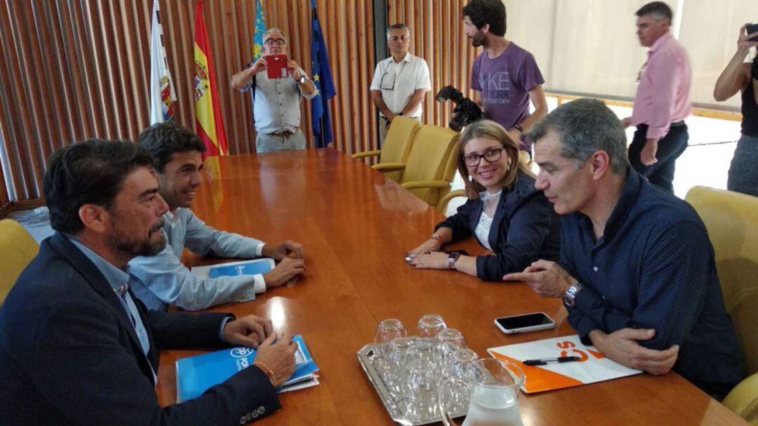 Imagen de archivo de junio de 2019 cuando se alcanzó el acuerdo entre populares y Ciudadanos