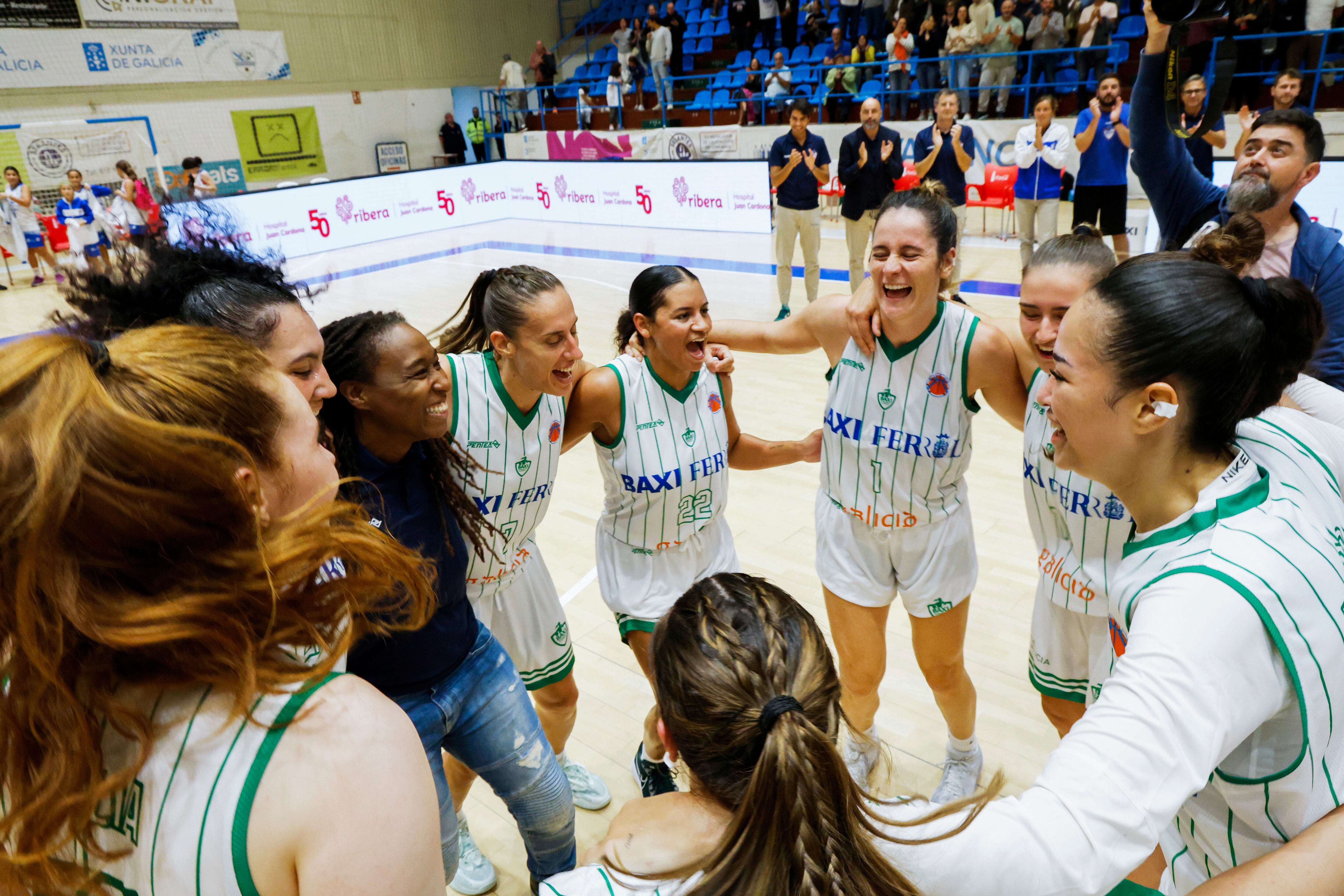 FERROL, 26/9/2024.- El Baxi, que ganó el partido de ida la semana pasada en Italia, celebra la victoria y entrar por primera vez en la Eurocup de baloncesto femenino tras el partido ante el Polisportiva Battipagliese, disputado este jueves en el pabellón de A Malata. EFE/Kiko delgado.