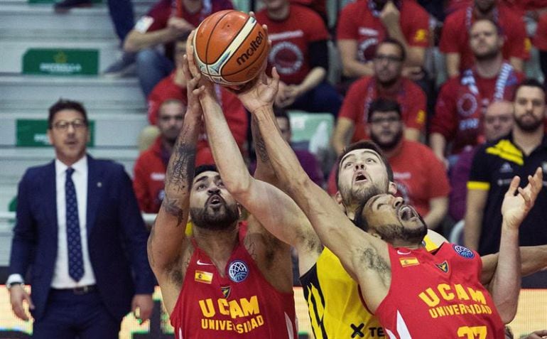 Tobey trata de hacerse con un balón ante Lima y Rojas