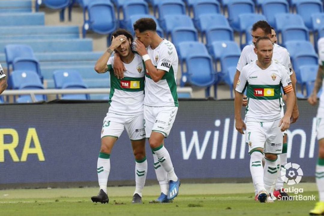 Los jugadores del Elche felicitan a Juan Cruz tras su gol en Las Palmas