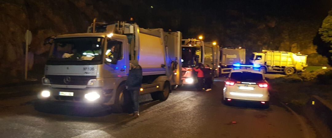 Camiones parados ante la planta de basuras de Nostián