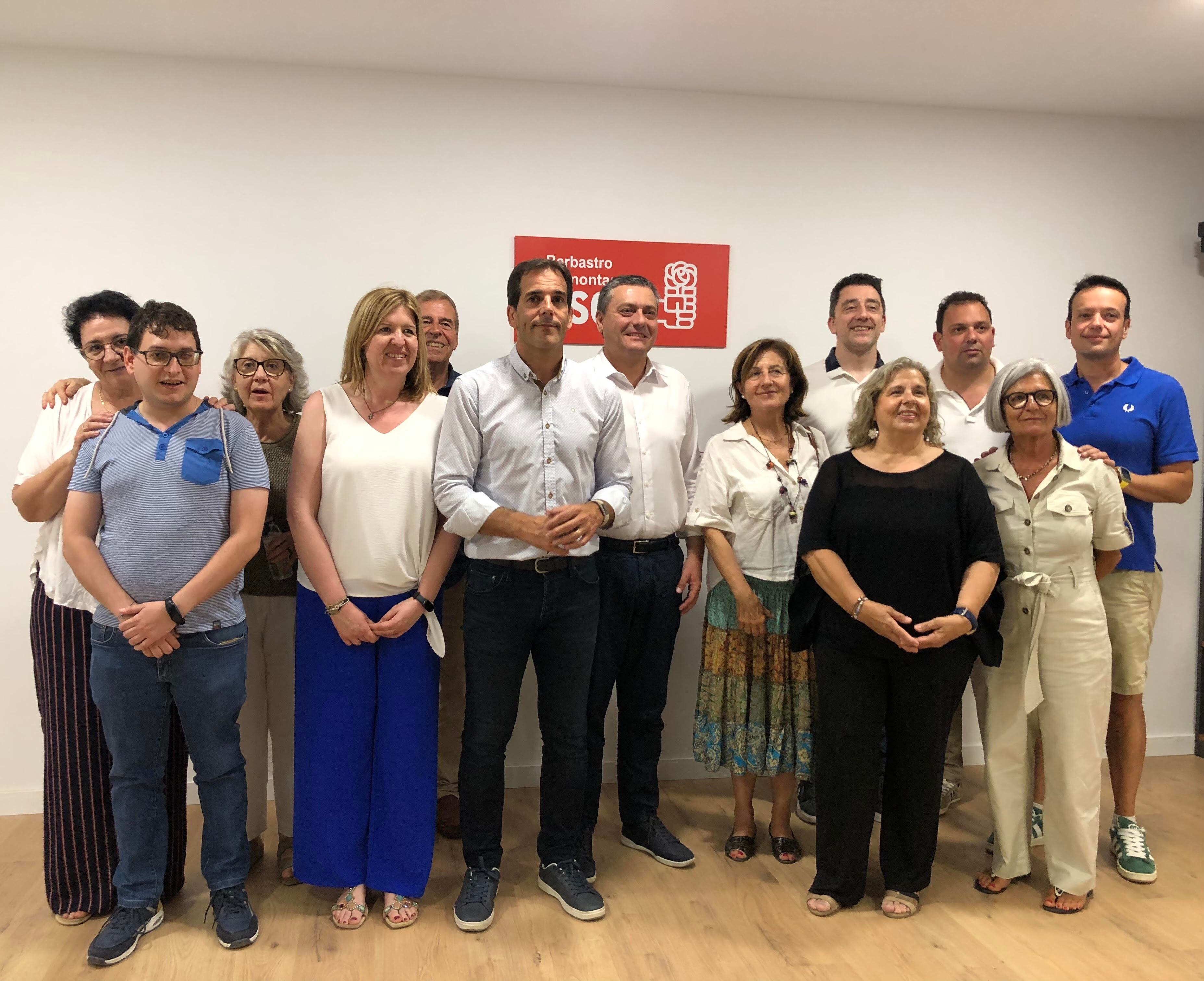 Daniel Gracia, en el centro, con la nueva ejecutiva Local del PSOE Barbastro