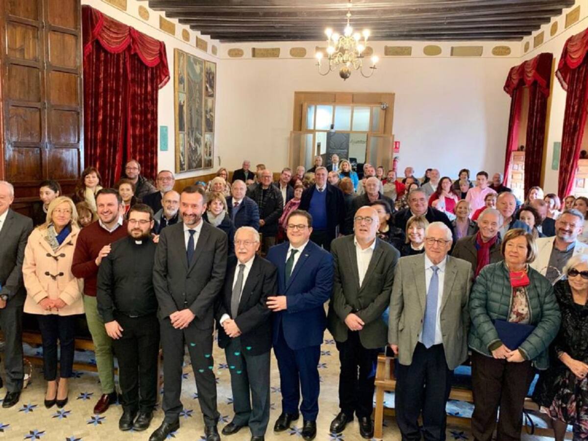 Medio centenar de ilicitanos ausentes se dan cita en el salón de plenos