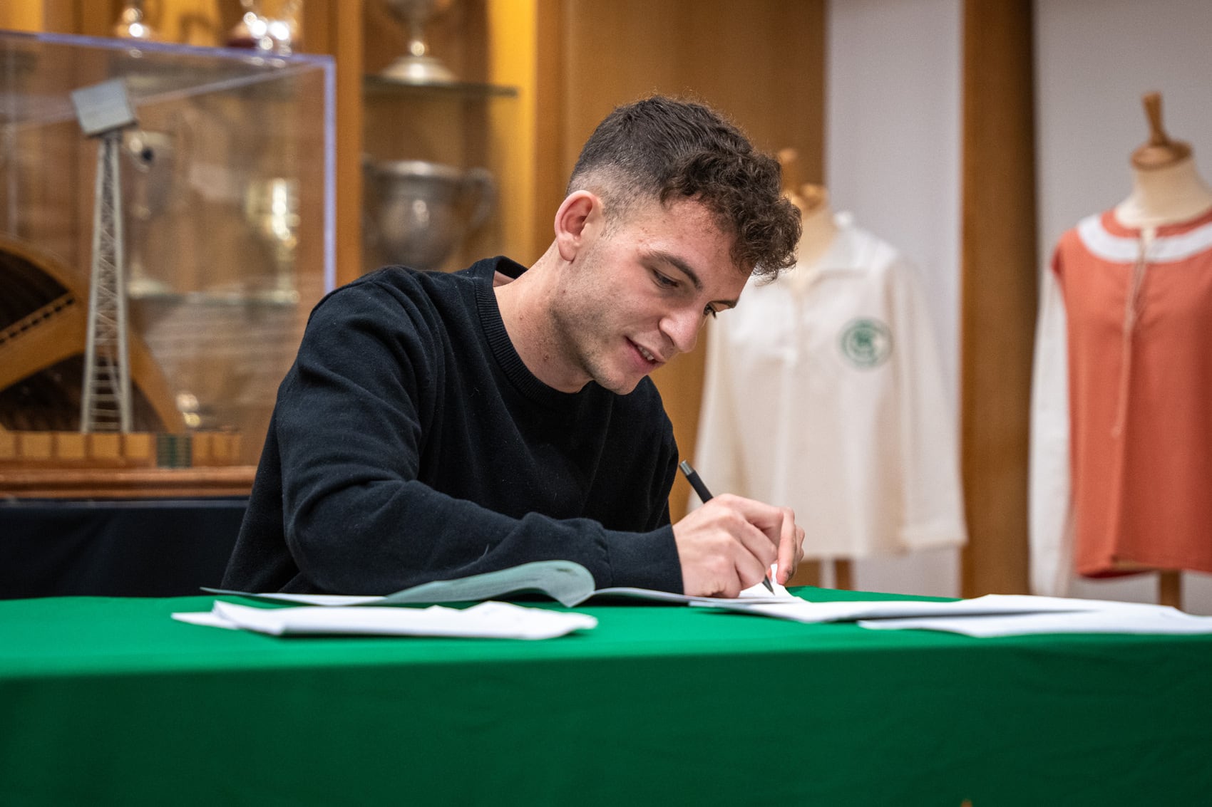 Iñigo Vicente, firmando su nuevo contrato con el Racing.