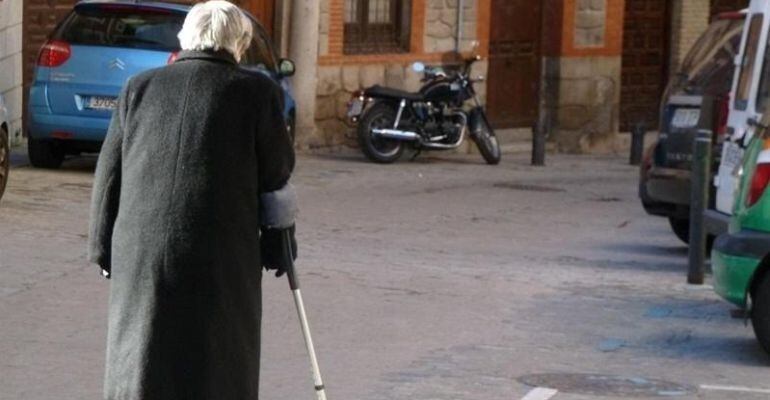 Una mujer camina por la calle.