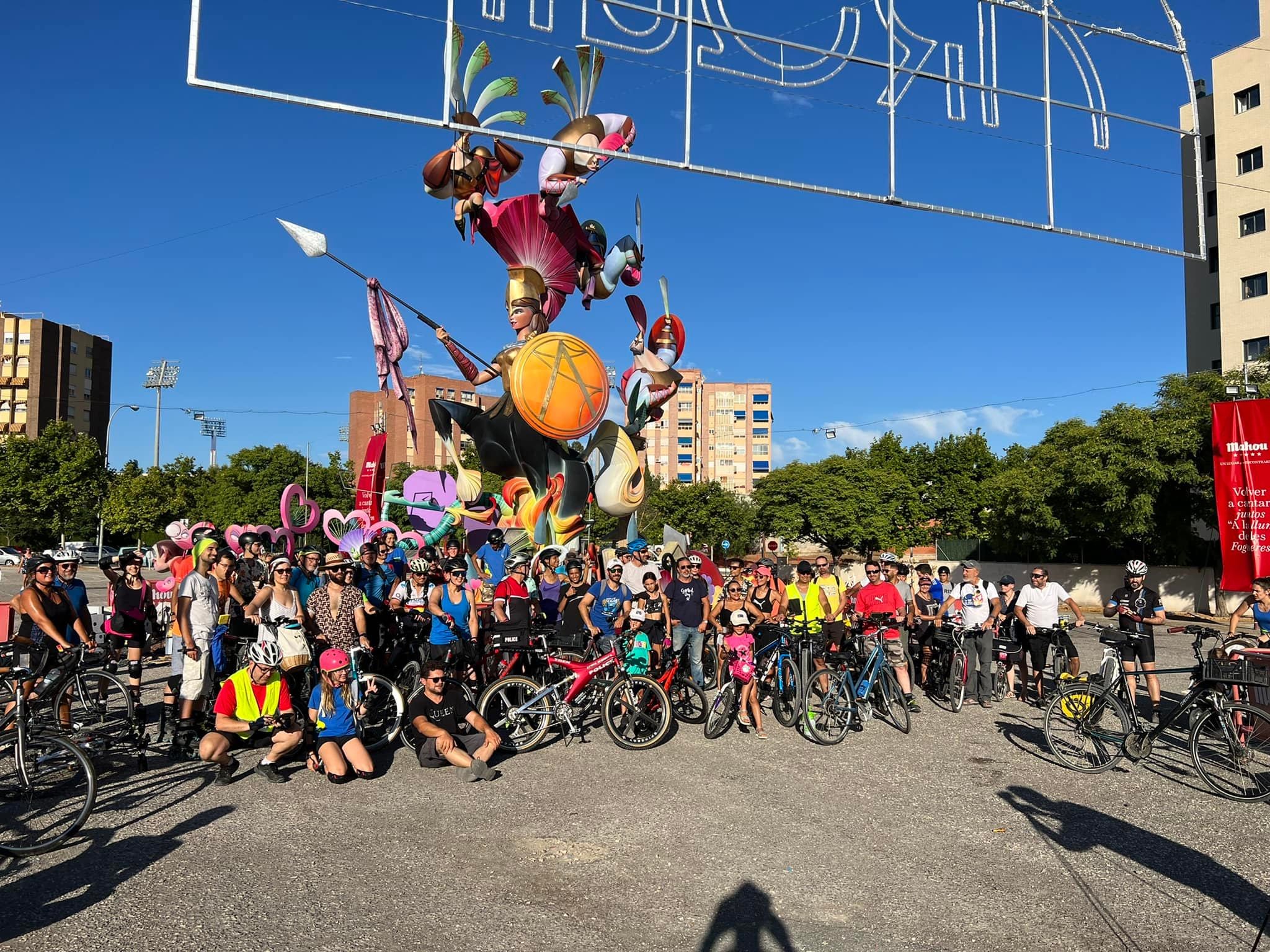 Imagen de archivo de una ruta en bicicleta organizada por Alacant en Bici durante las Hogueras