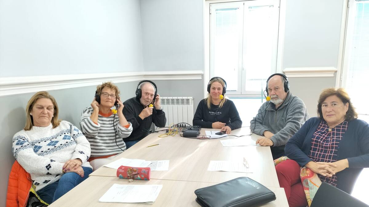 Taller de Radio| "Cumplimos contigo" se cita con los vecinos de Camarreal en Santander El centro Cívico Camarreal ubicado en las las antiguas escuelas rehabilitadas en 2007 ha acogido este espacio