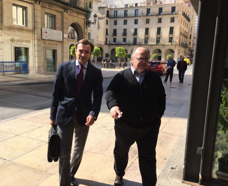 Ramírez y Parodi entrando al Ayuntamiento de Alicante