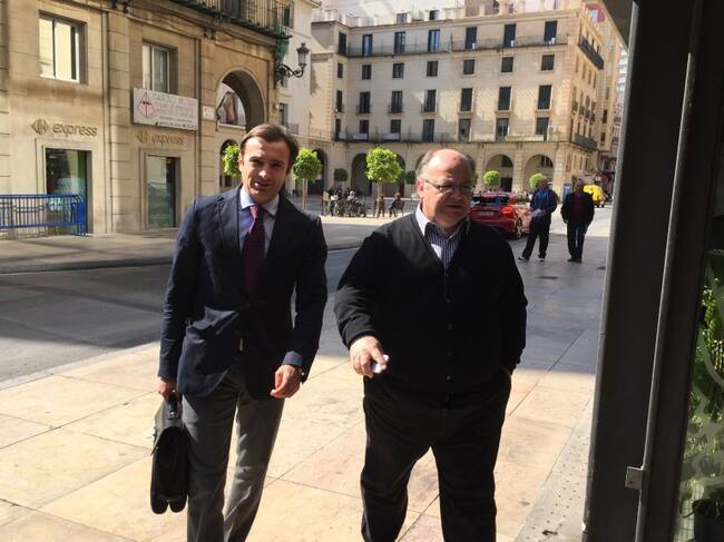 Ramírez y Parodi entrando al Ayuntamiento de Alicante