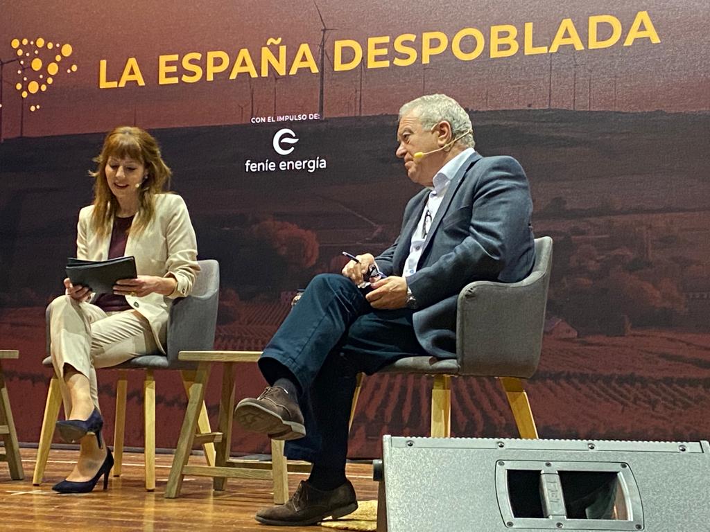 El presidente de la DPH, Miguel Gracia, junto a Macarena Berlín, en el Foro de la España Despoblada en Sariñena (Huesca)