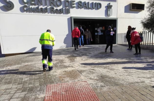 Gustavo arrojando sal a las puertas del centro de salud 3 de la capital