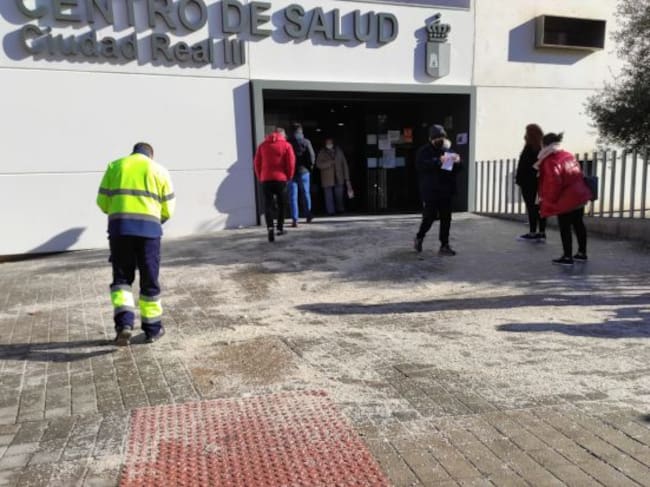 Gustavo arrojando sal a las puertas del centro de salud 3 de la capital