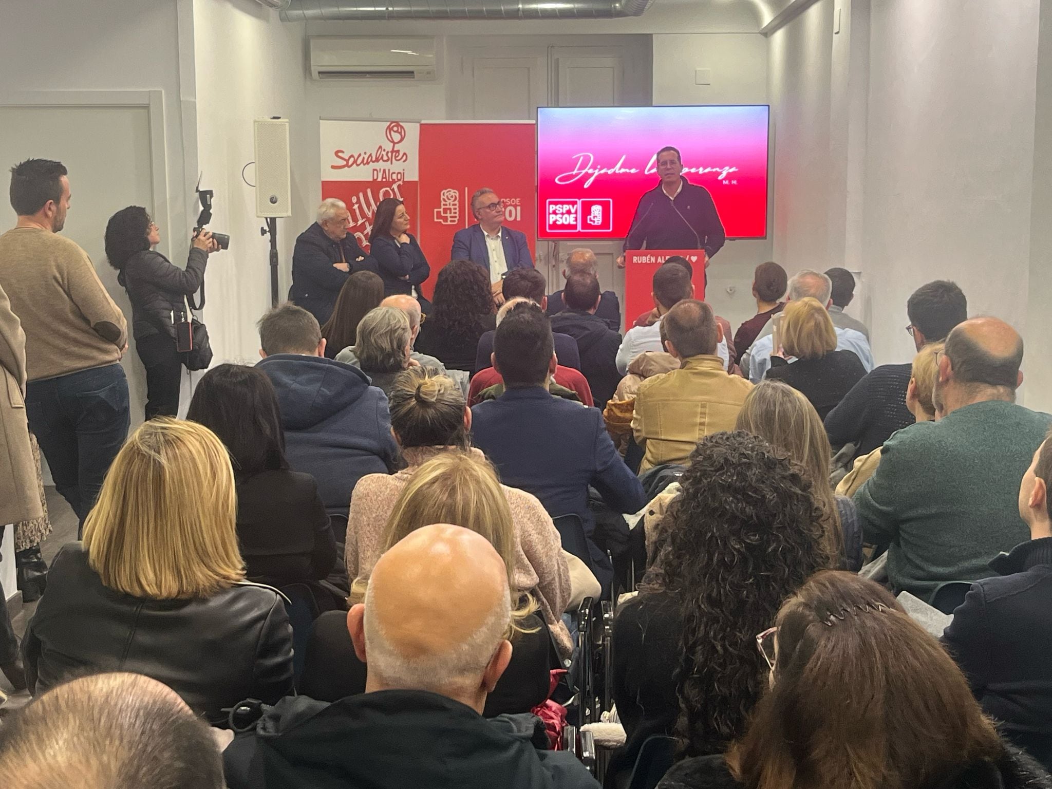 Otro momento del encuentro que Rubén Alfaro mantuvo con los militantes del PSOE de la Muntanya celebrado en la sede de los socialistas alcoyanos.