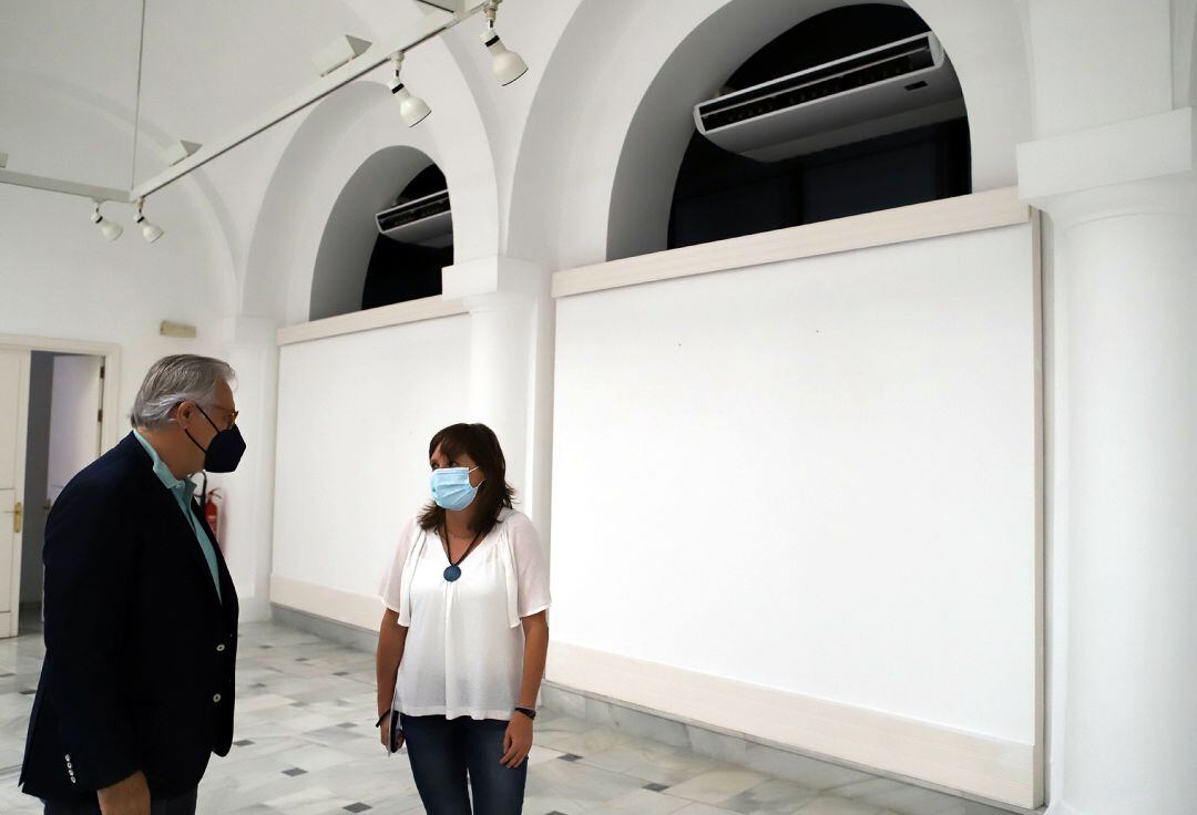 Laura Álvarez y Francisco Camas durante la visita a la Pescadería Vieja