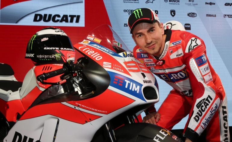 Jorge Lorenzo posa con su nueva moto