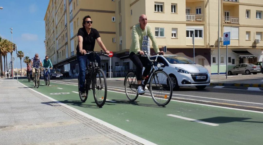 El alcalde de Cádiz usa la bicicleta en el carril bici a la altura de la plaza de Asdrúbal