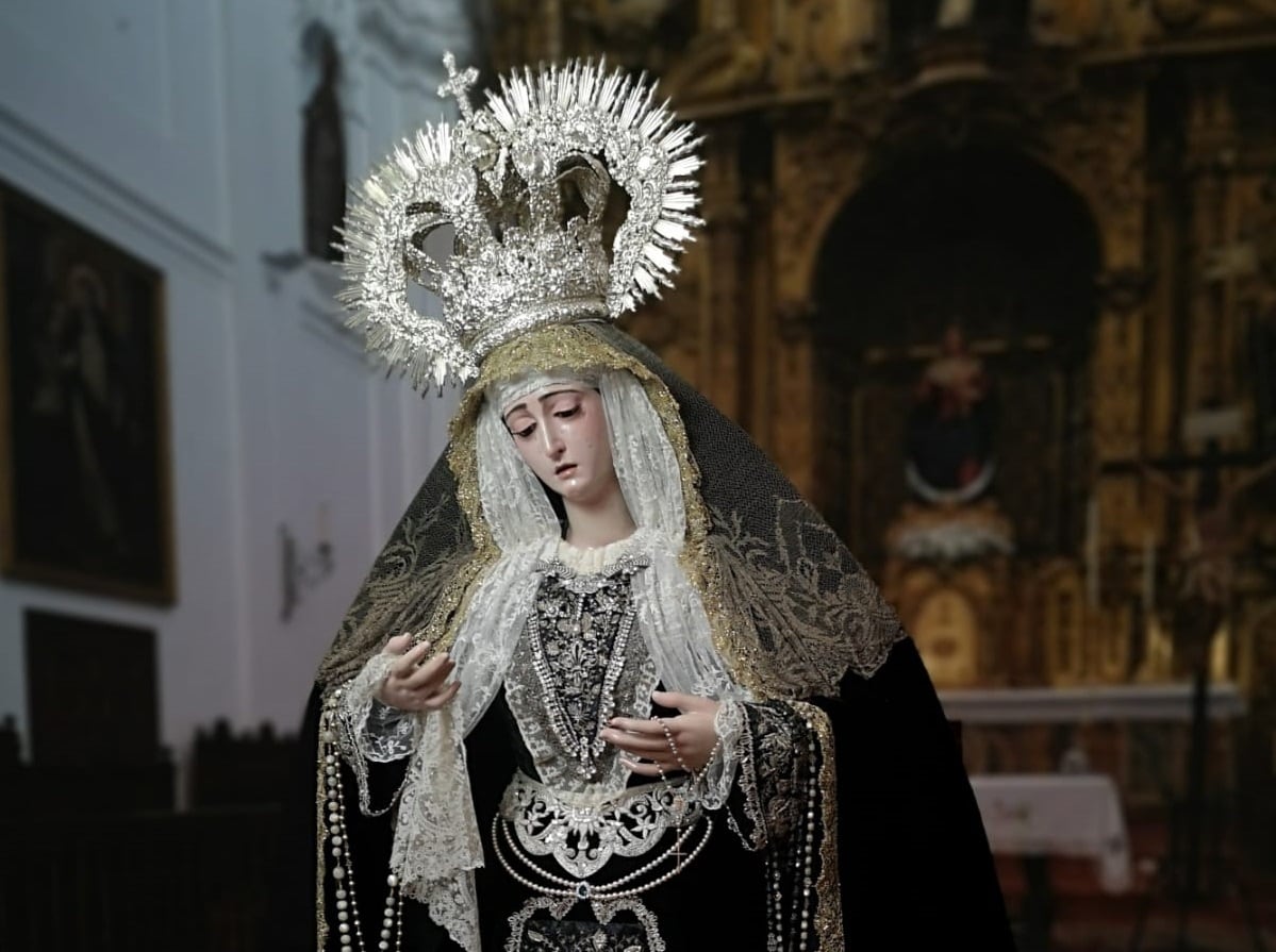 La Virgen del Rosario en sus Misterios Dolorosos, vestida para el Rosario de la Aurora, aguarda en el Convento de Santo Tomás el amanecer de un nuevo 1 de noviembre