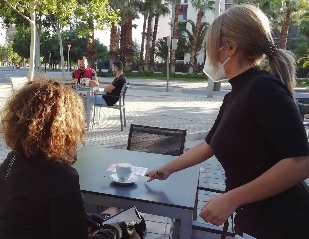 Las nuevas restricciones limitan a cuatro el número de personas que pueden sentarse juntas en las mesas de la hostelería