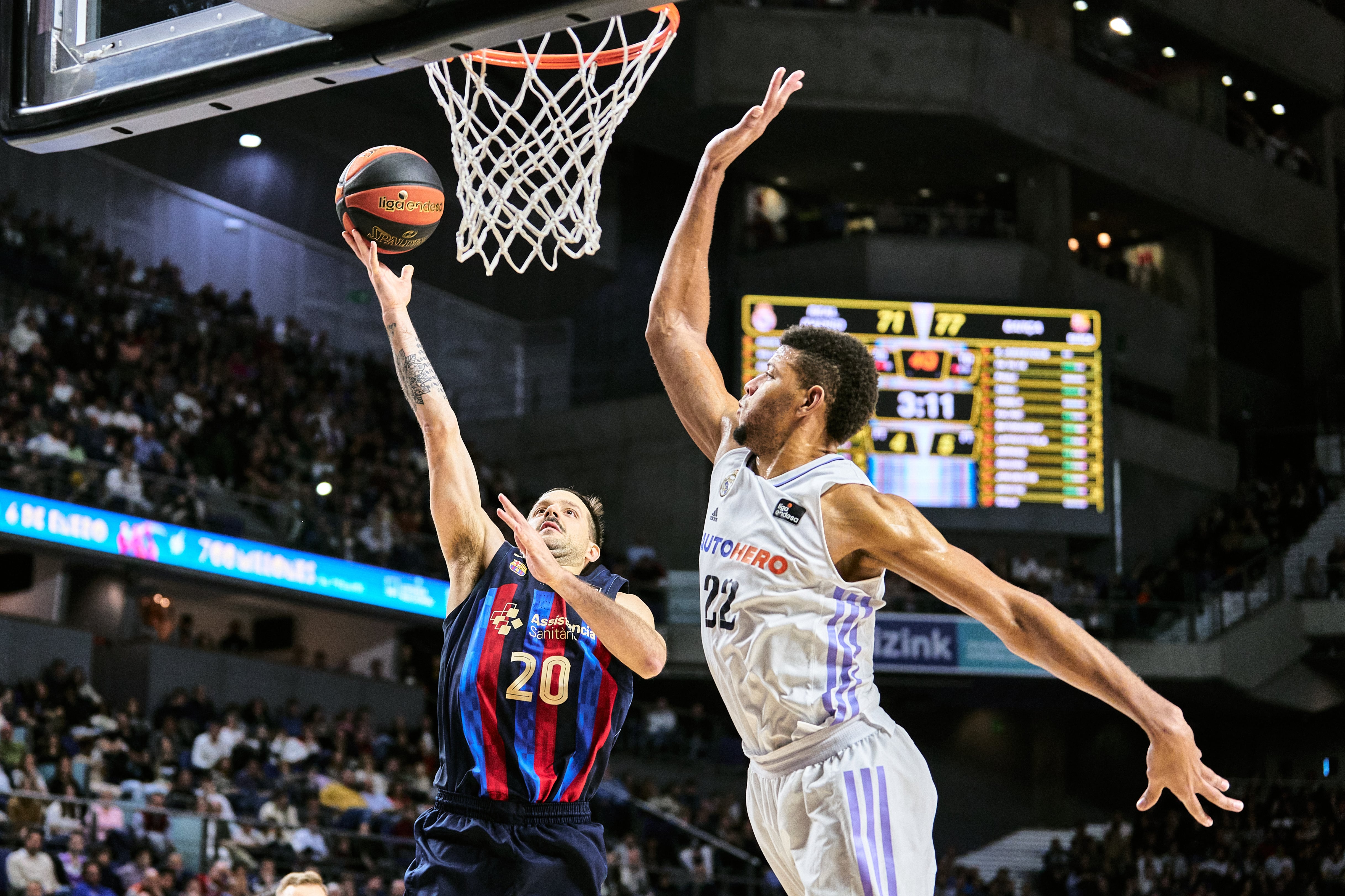 Laprovittola y Tavares en un encuentro entre Real Madrid y Barça.