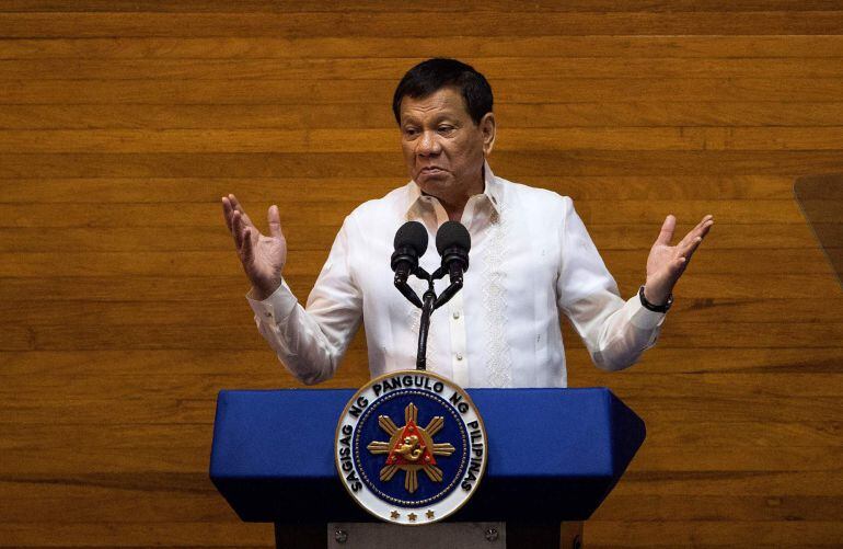 Rodrigo Duterte dando un discurso en el Congreso de Manila.