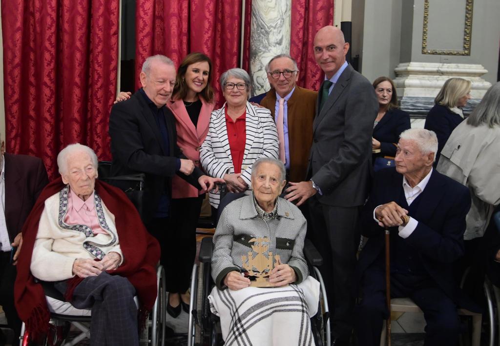 La alcaldesa de València, María José Catalá, y el concejal de Mayores, José Gosálvez, en el homenaje a las personas centenarias