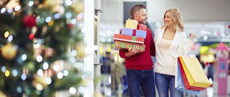 Imagen de una pareja comprando en un centro comercial en Navidad