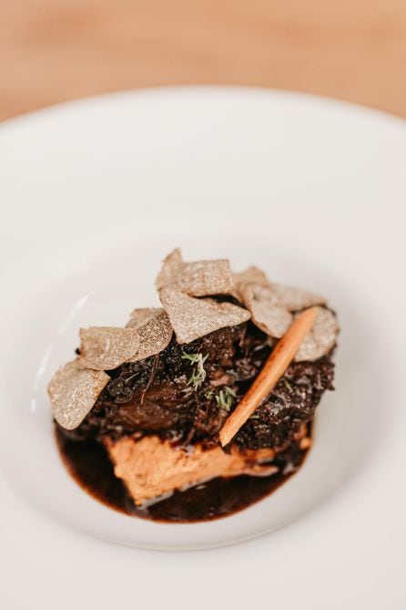 Carrillada de toro de lidia con salsa perigord, pastel de boniato y trufa.