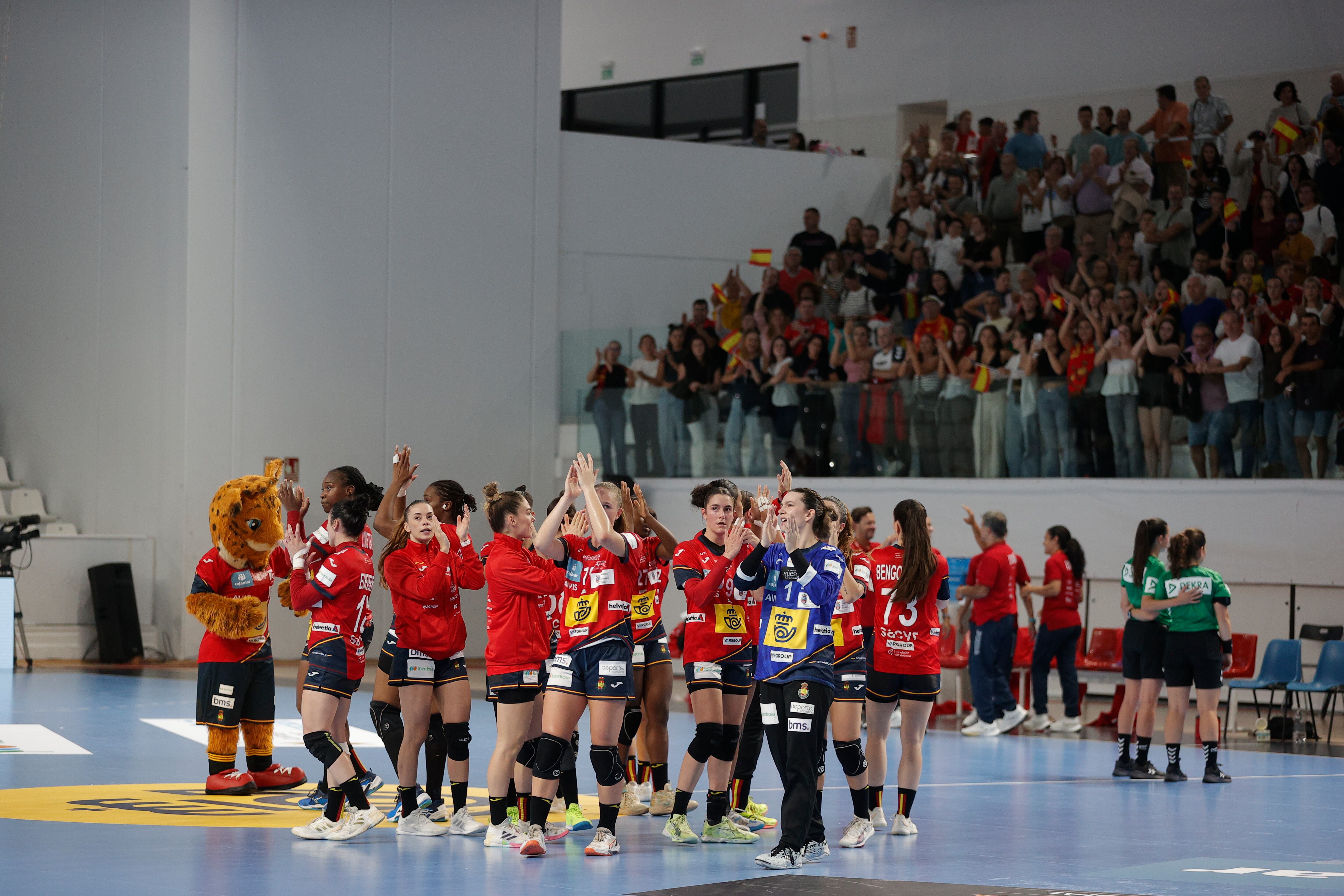 SAGUNTO (VALENCIA), 16/10/2025.- Las jugadoras de la selección española femenina de balonmano agradecen el apoyo del público tras imponerse a la selección griega en el partido de clasificación para el Europeo 2026 que los combinados de balonmano femenino de España y Grecia han disputado este jueves en el pabellón polideportivo Puerto de Sagunto. EFE/Manuel Bruque