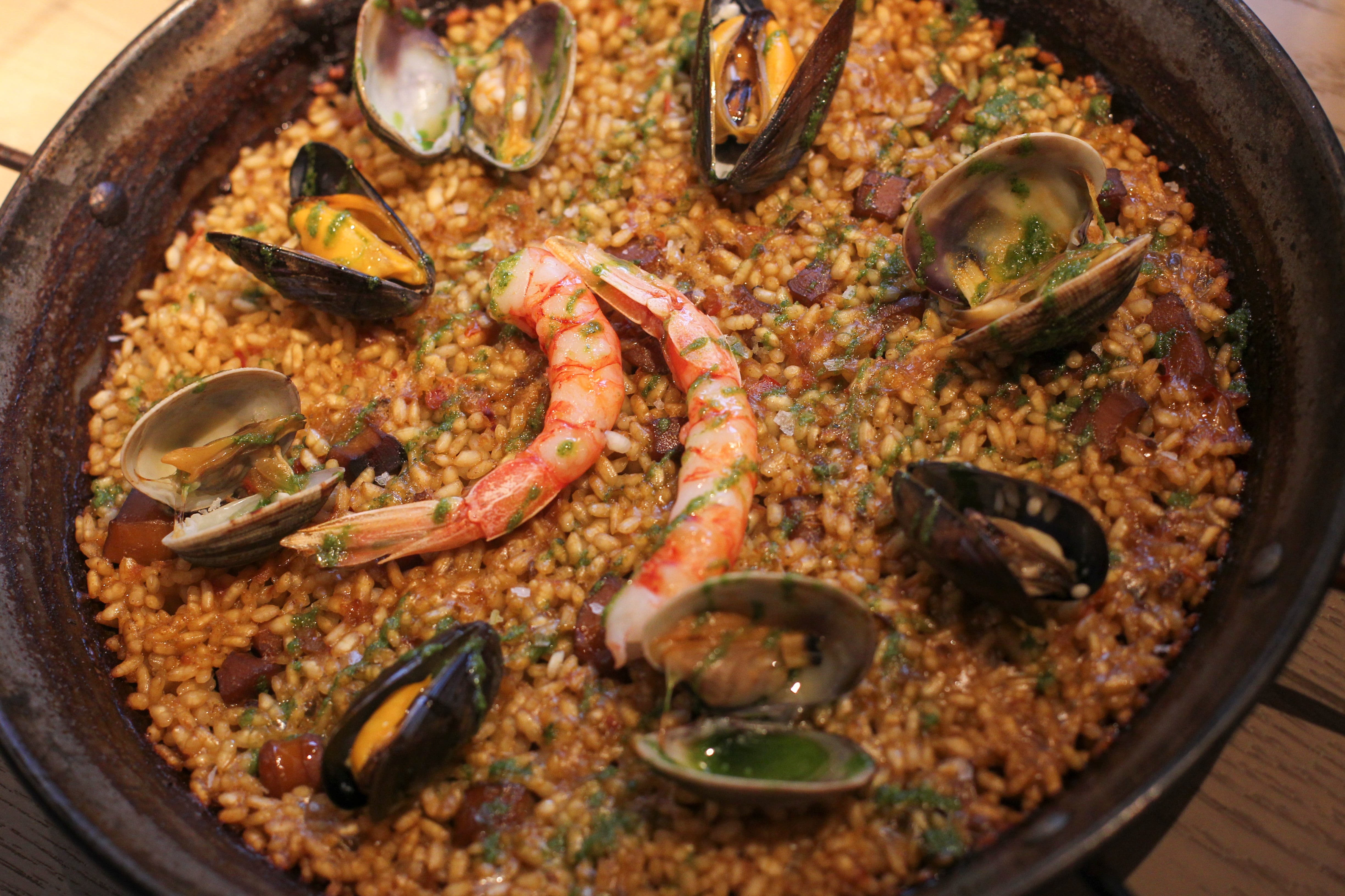 Paella, en el Isono Eatery and Bar (Hong Kong).