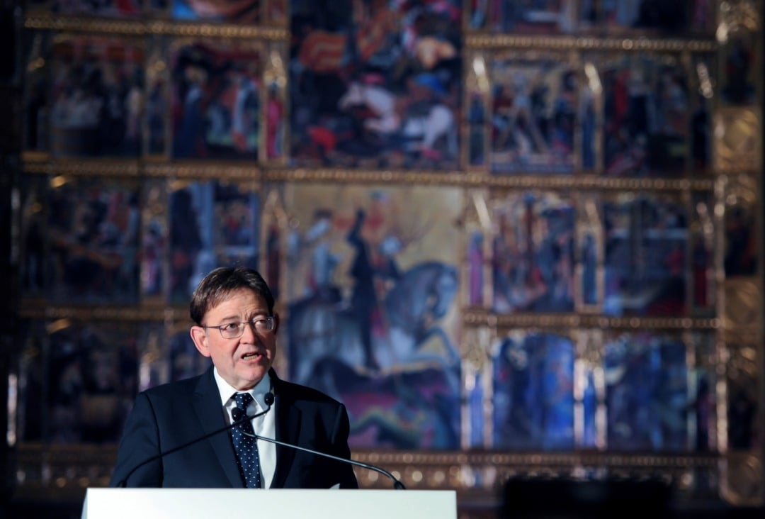 El President de la Generalitat, Ximo Puig, junto al retablo de San Jorge