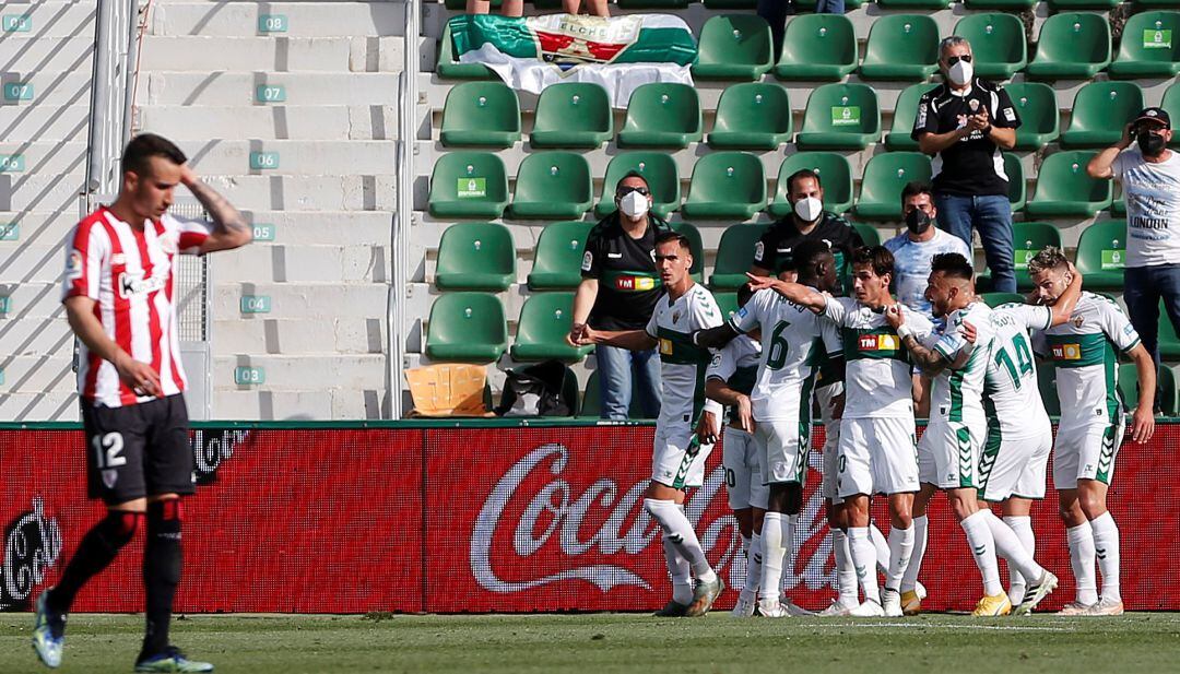 Los jugadores del Elche celebran su primer gol ante el Athletic Club, en partido de la última jornada de LaLiga disputado este sábado en el estadio Martínez Valero