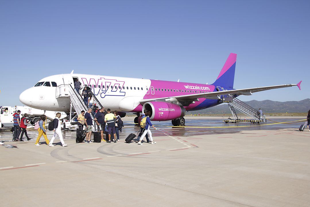 Avión de Wizz Air en el aeropuerto de Castellón