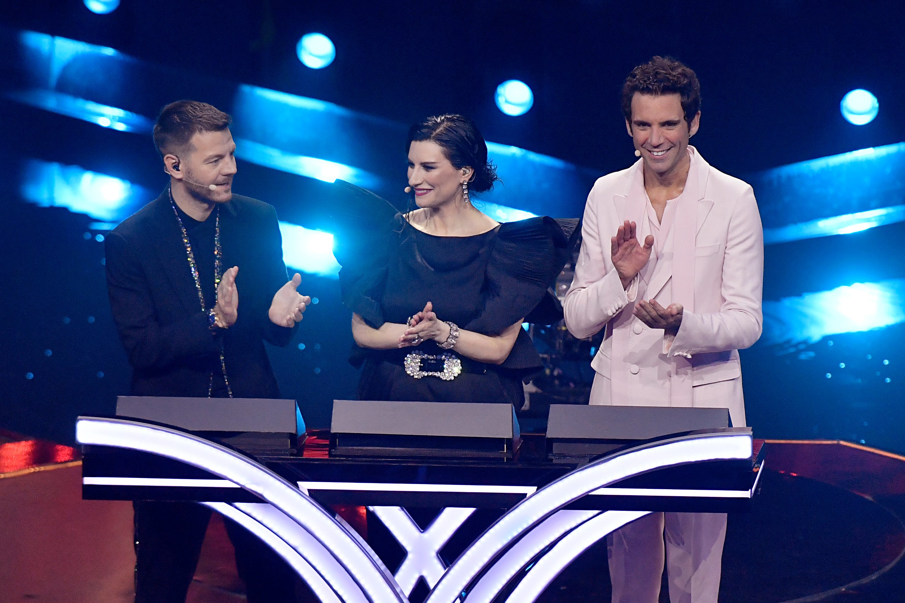 Alessandro Cattelan, Laura Pausini y Mika durante la segunda semifinal de Eurovisión 2022