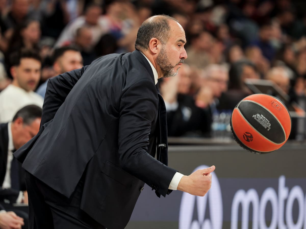 Chus Mateo: "Aunque por momentos el entrenador es un ser muy social, hay momentos que rumia en la soledad"