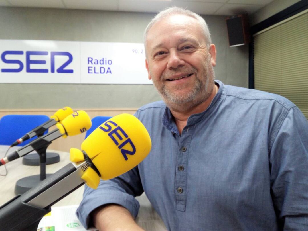 Juan Vera, director del Teatro Castelar, en el estudio de Radio Elda SER