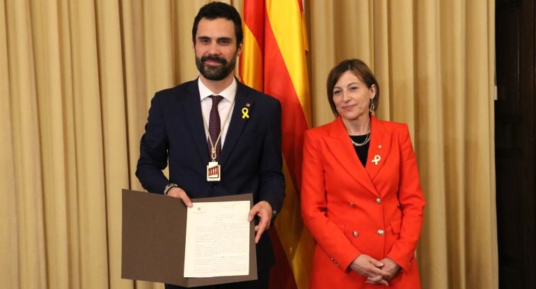 Roger Torrent, el nou president del Parlament amb l&#039;anterior presidenta, Carme Forcadell.