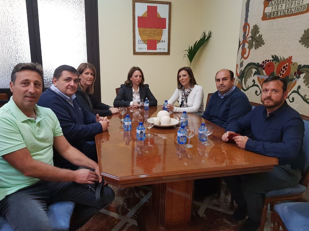 Imagen de la reunión que han mantenido este viernes representantes de la Junta con el colectivo de vecinos afectados