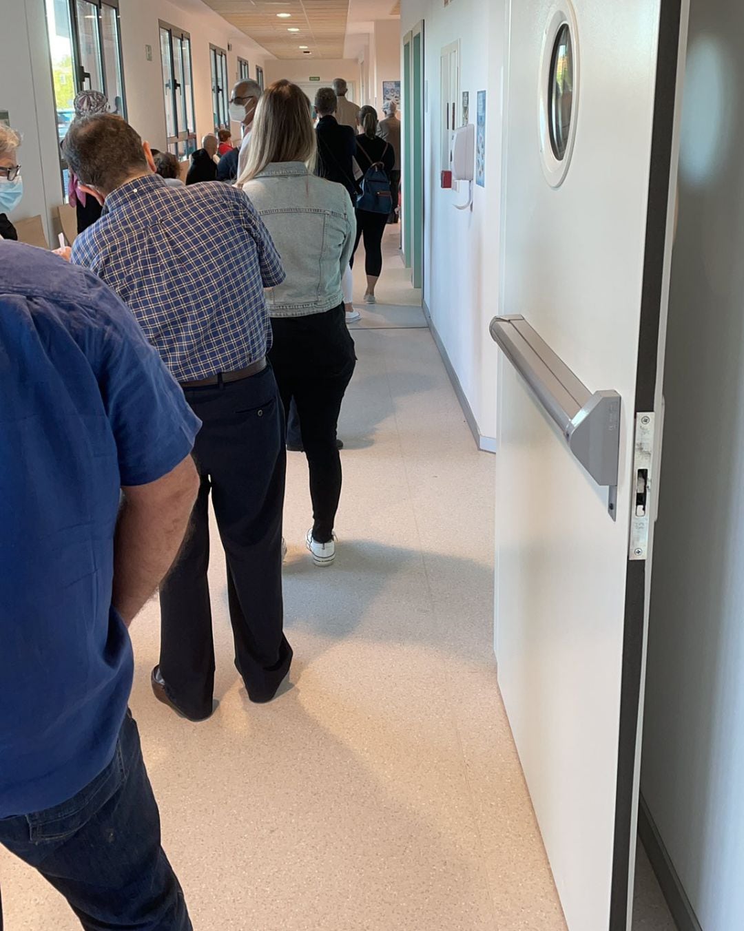 Imagen de las colas de pacientes que asisten al área oncológica