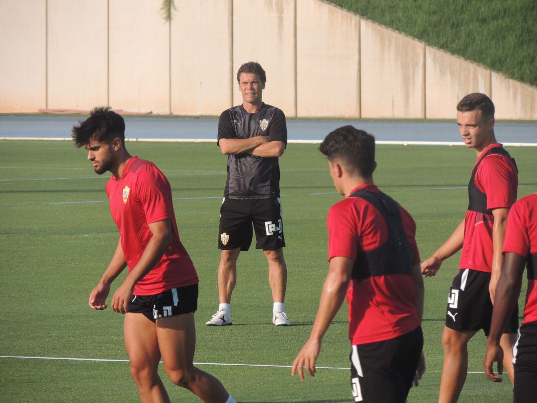 Rubi atento a sus jugadores en el entrenamiento.