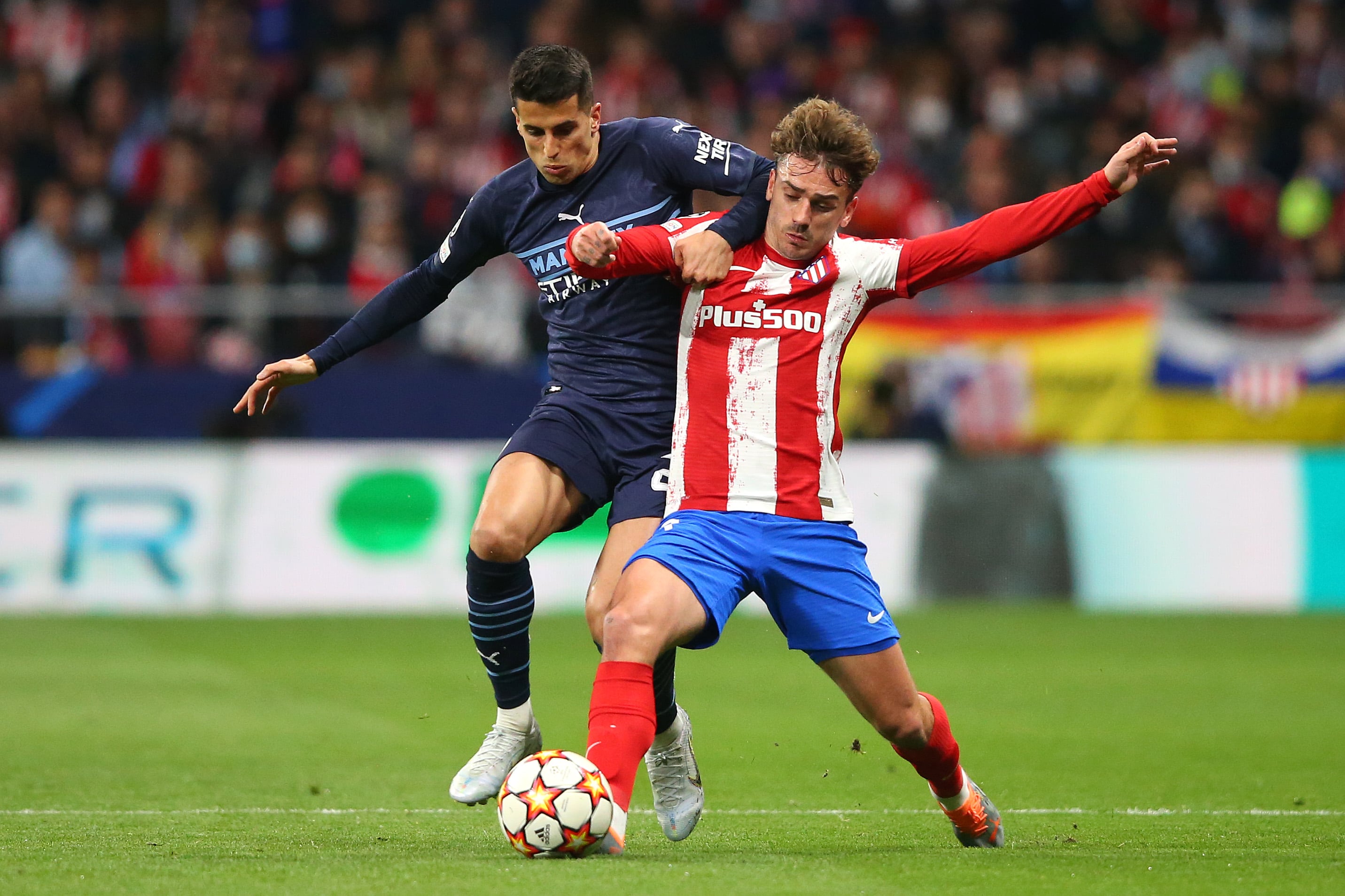 Joao Cancelo y Antoine Griezmann pugnando por un balón