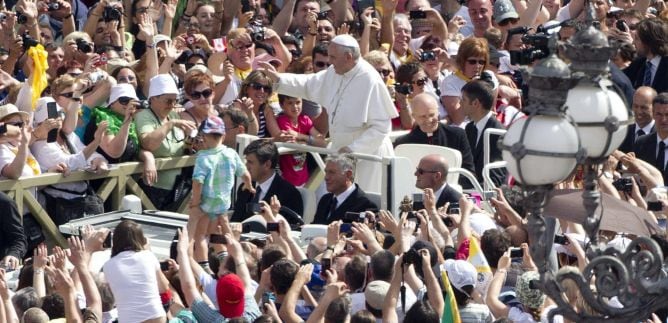 El papa Francisco saluda a los fieles congregados durante su audiencia pública de los miércoles en la Plaza de San Pablo, en el Vaticano, el miércoles 1 de mayo de 2013.